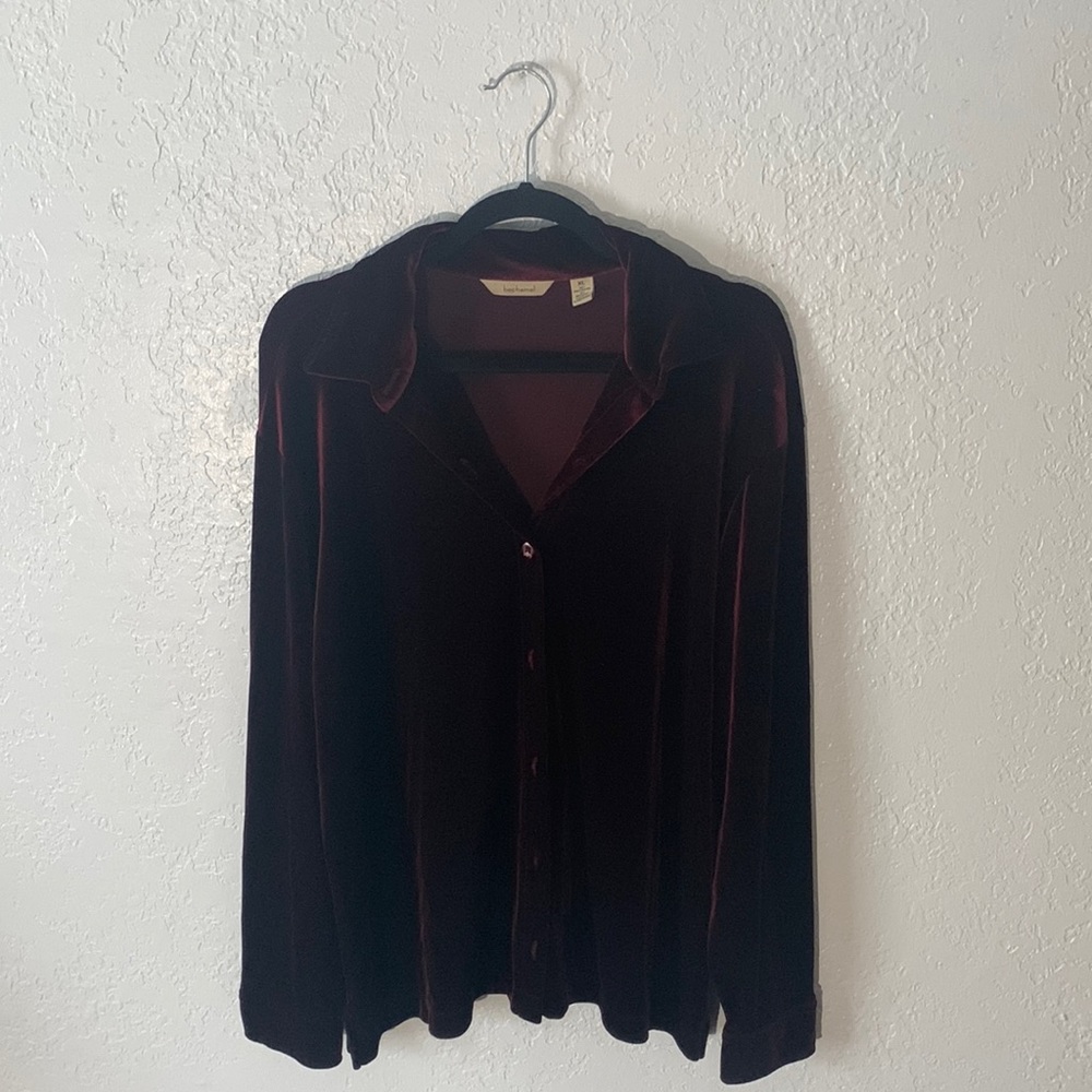 XL bechamel VELVET maroon button up. STRETCHY material, great to throw on.